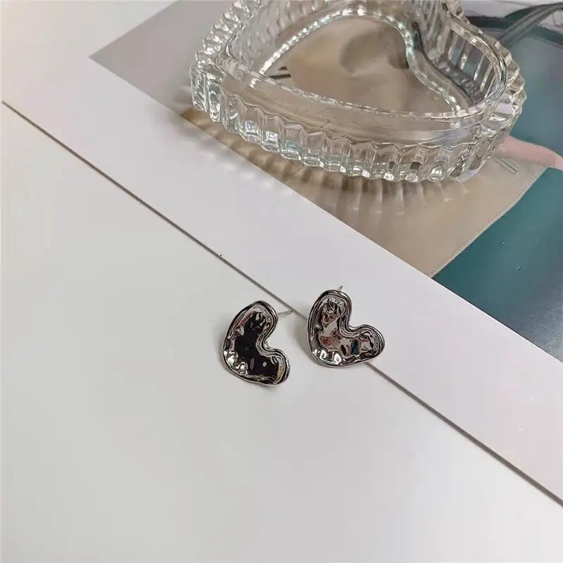 

Metal Heart-shaped Silver Stud Earrings Retro Elegant Romantic Korean Fashion Ear Stud Jewelry Women's Party Gift Wholesale