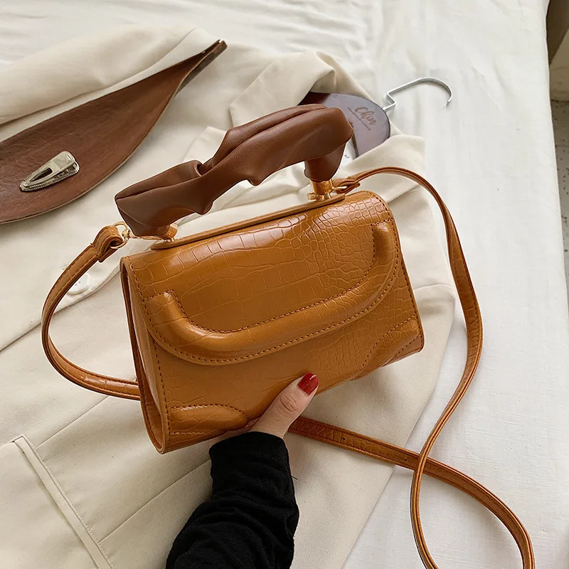 

Сумка на плечо женская из экокожи, модный простой саквояж на плечо с винтажным рисунком, повседневный маленький мессенджер, подарок для жен...