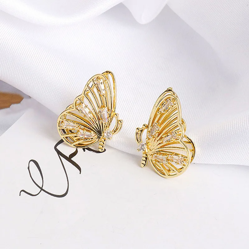 Женские серьги гвоздики в виде бабочки с инкрустированным микро цирконом