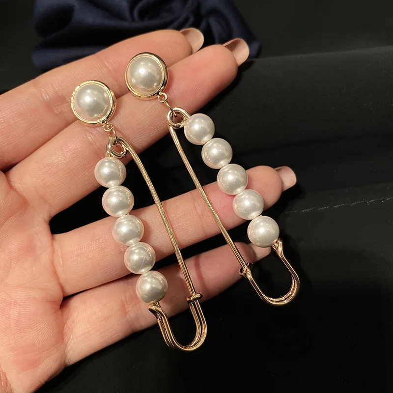 

Серьги-подвески с белыми жемчужинами в стиле барокко