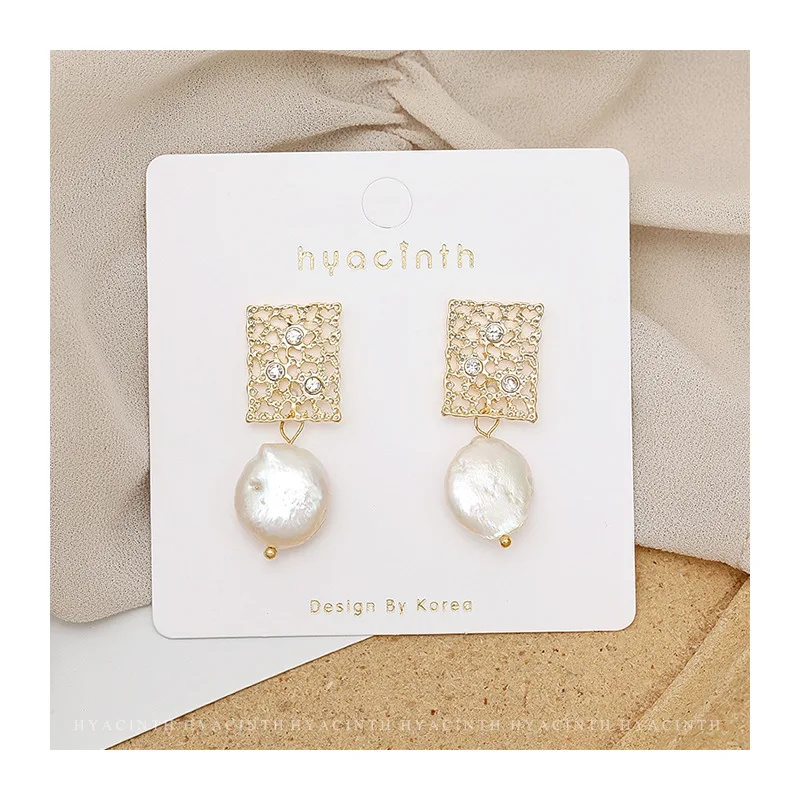 

Сетчатые полые квадратные геометрические серьги Украшенные маленькие серьги Стразы для женщин серьги из натурального пресноводного жемчу...