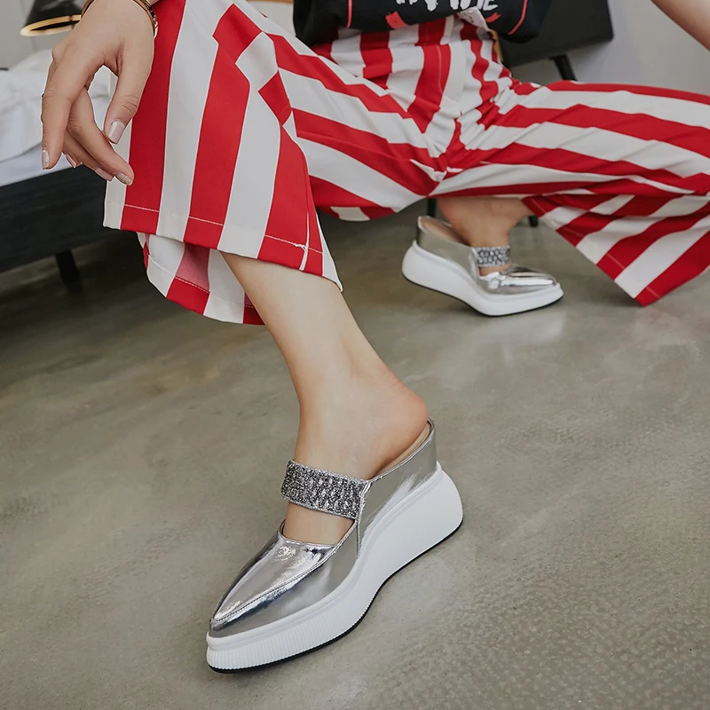 

2020 fashion muffin sandals and slippers female summer wear hollowed out Baotou lazy thick bottom slope with half slippers Z587