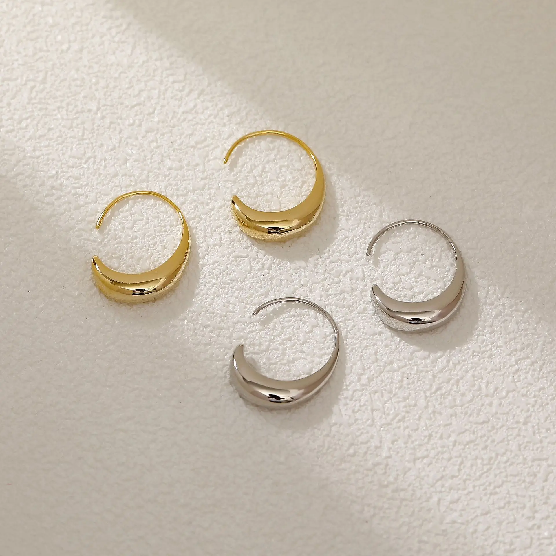 

2021 Новые популярные корейские минималистичные металлические яркие геометрические серьги-капельки с лицом, нишевой дизайн, элегантный крас...