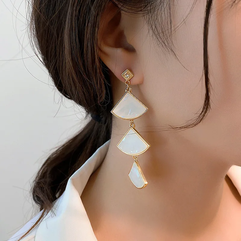 

Korean Fan-shaped Fritillaria With Elegant Temperament Long Tassel Earrings With Fashionable Advanced Design Earrings