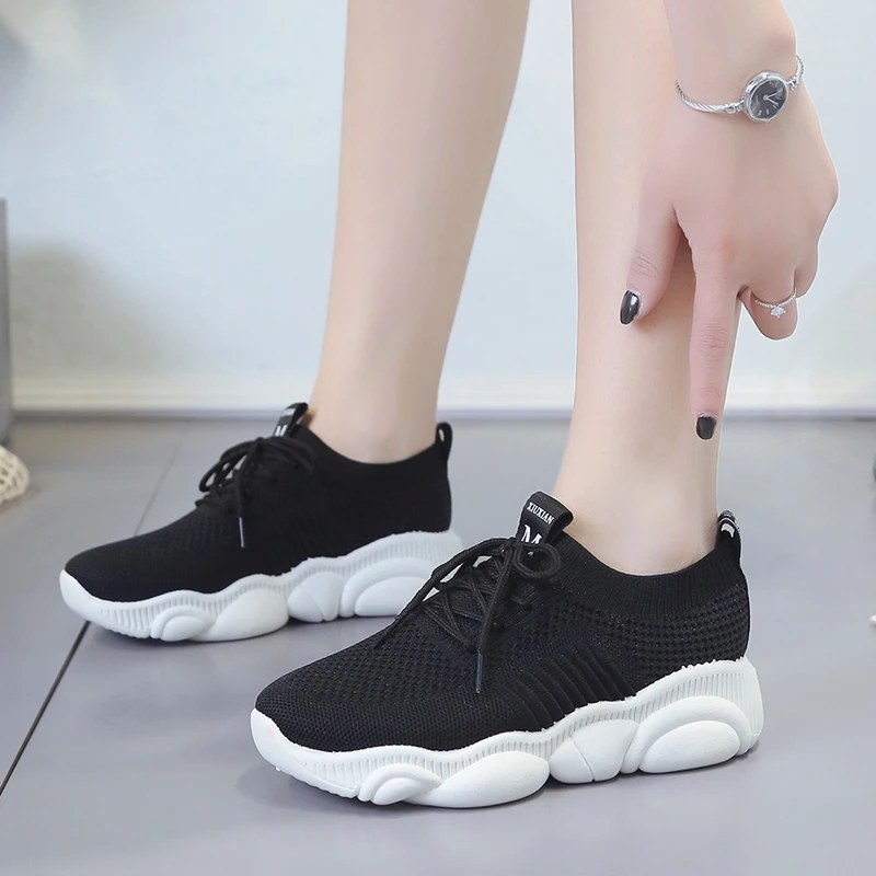 Женские розовые кроссовки с летящими тканевыми дышащими сетчатыми вставками