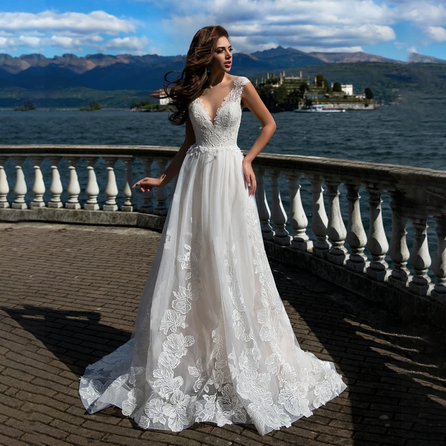 

Кружевное платье-трапеция из серого тюля с V-образным вырезом и цветочной аппликацией