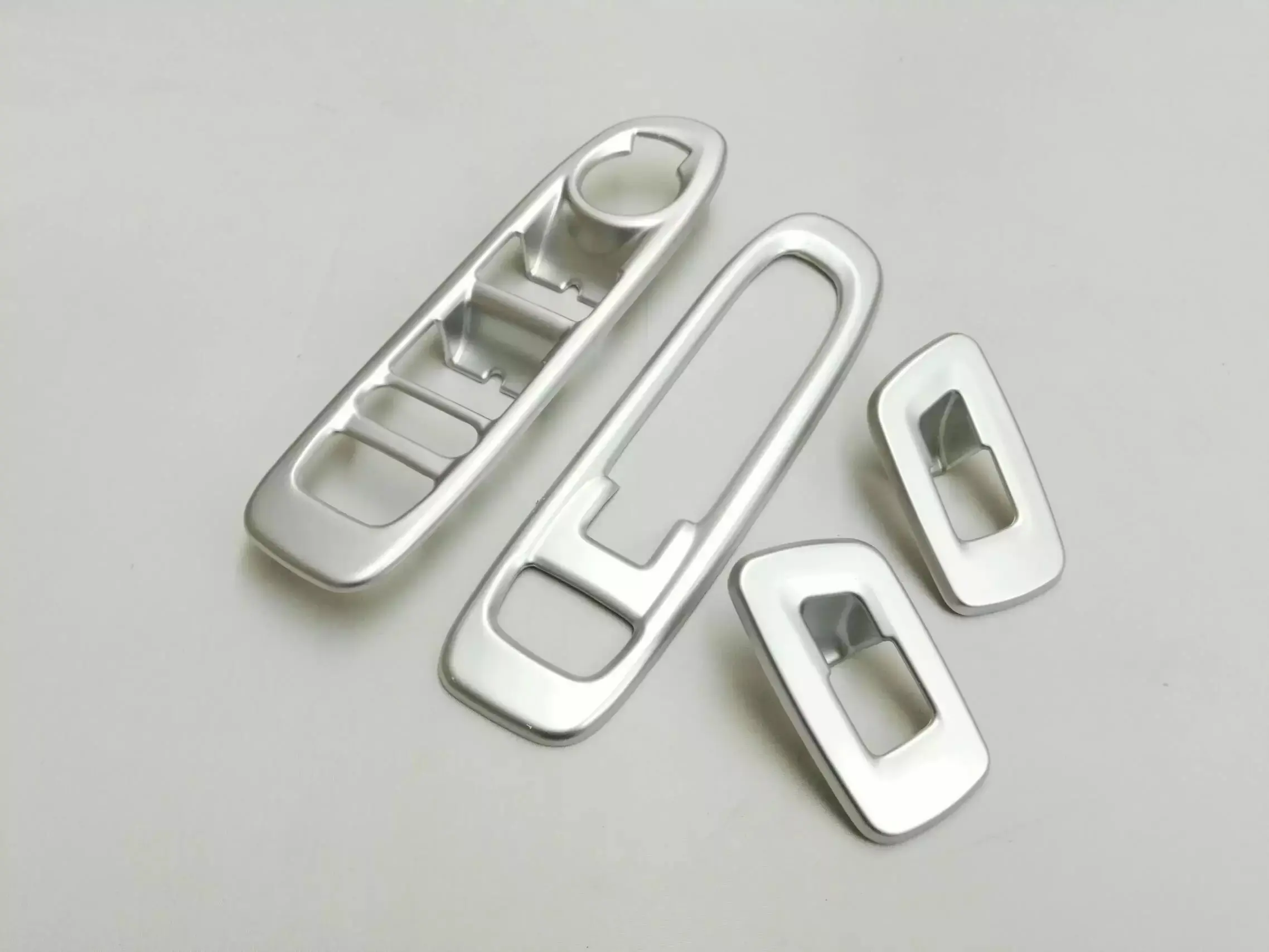 

4PCS ABS Chrome 4 Door Window Switch Button Trim For Jeep Compass 2017-2019