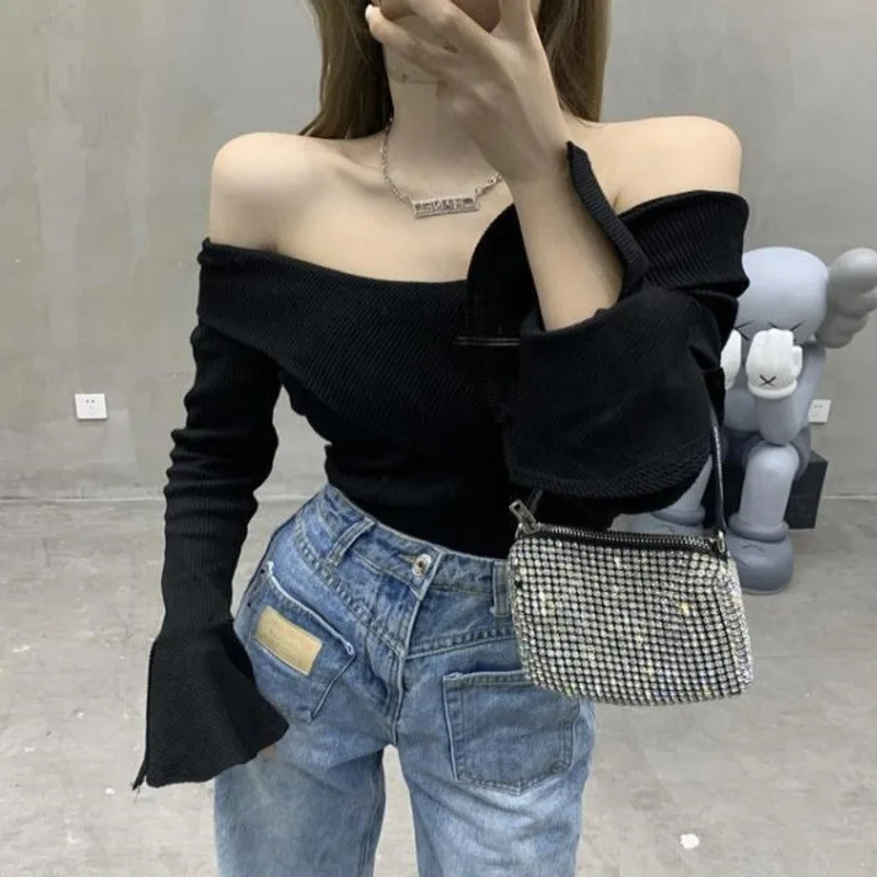 

Женская Корейская футболка GAGA с разрезом и расклешенными рукавами, с вырезом-лодочкой, однотонная Сексуальная женская футболка с открытыми...