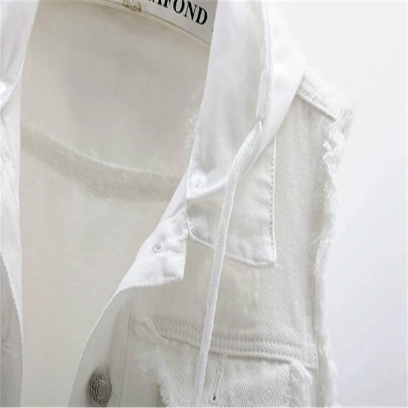 Женская джинсовая куртка с капюшоном черно-белая короткая безрукавка без