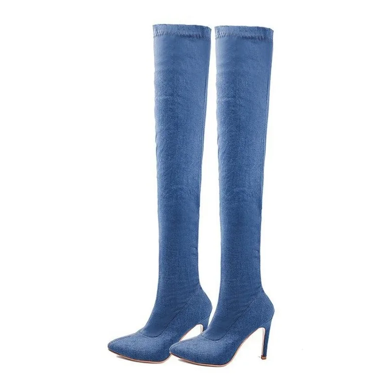 Джинсовые сапоги выше колена с острым носком и боковой молнией облегающие