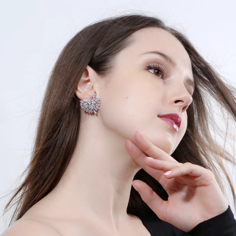 Женские серьги-гвоздики с крупным сердцем BeaQueen разноцветные циркониевые серьги