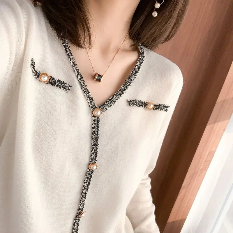 

Goddess fan xiaoxiangfeng's knitted bottomcoat women's wear temperament shows thin pearl button stitching V-Neck long sleeve swe