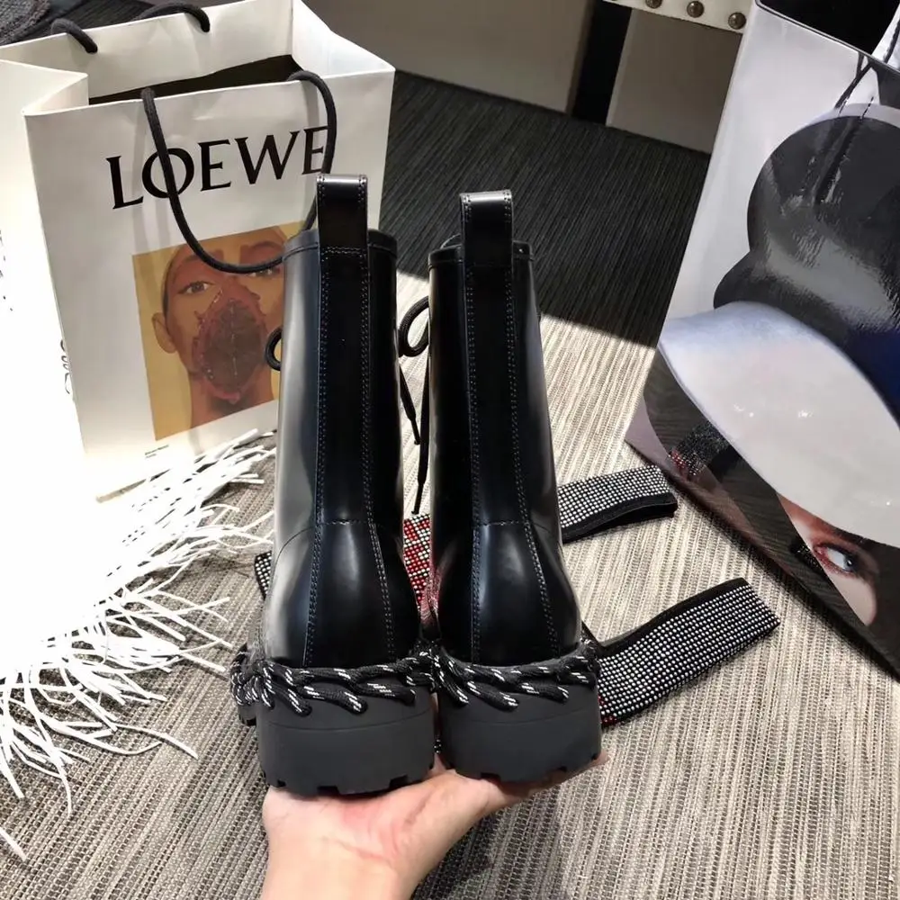 Zapatos de mujer; женские ботильоны из натуральной кожи черного цвета; модные шнурки; Ботинки martin с декором; сезон весна-зима; теплые короткие ботинки