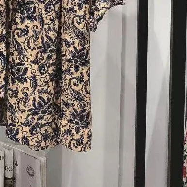 

Женское свободное платье средней длины с отложным воротником и длинным рукавом