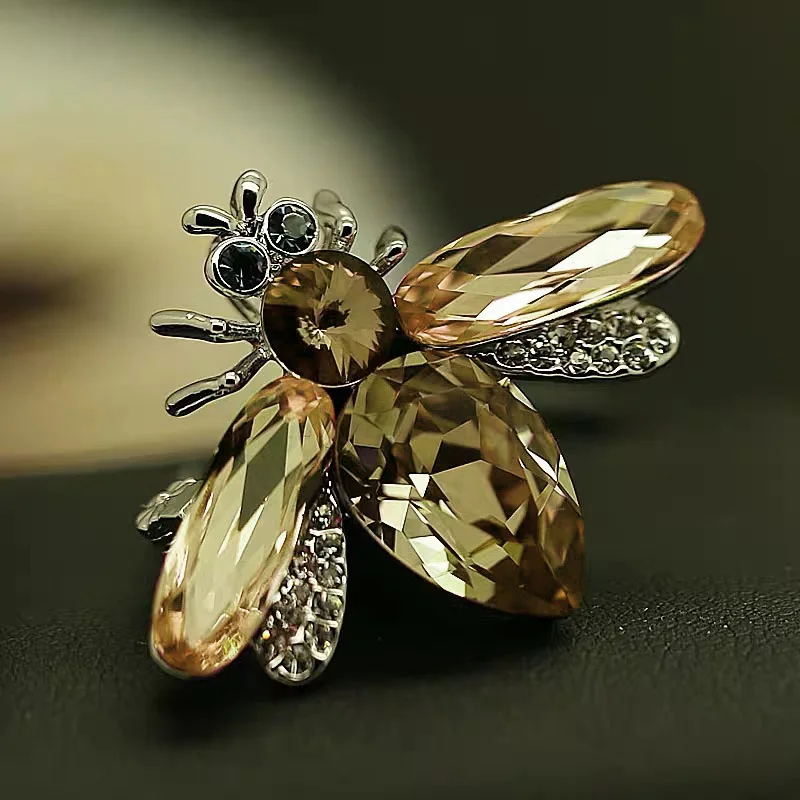 

Black Crystal Cute Bee Moth Brooch Pin Small Gold Color Insect Brooches for Women Pins Scarf Clip Jewelry Broach Bouquet Friends