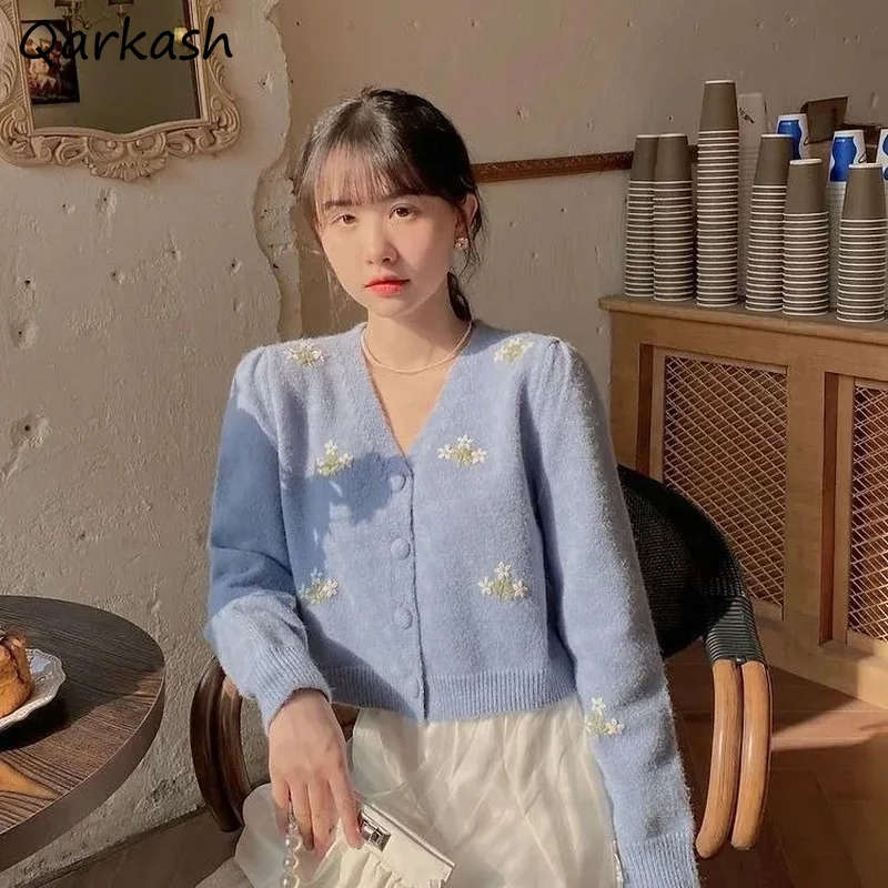 Кардиган женский весенний трикотажный с V-образным вырезом