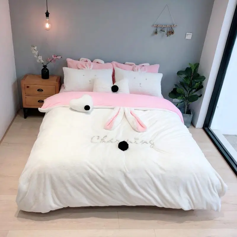 Комплект бархатного постельного белья с кристаллами натуральными кроличьими