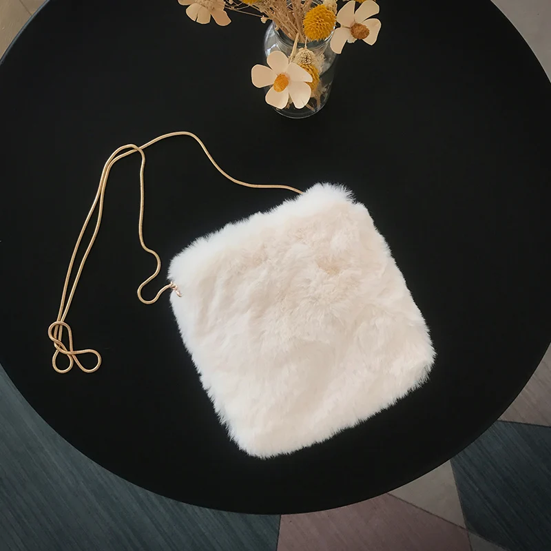 Женская сумка мессенджер MABULA мягкая квадратная на плечо с кроличьим мехом в