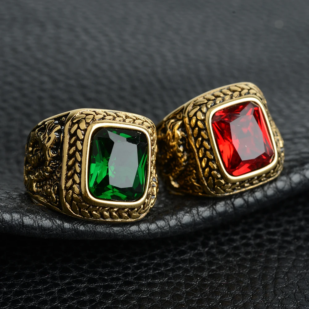 Роскошное кольцо с крупным квадратным зеленым камнем золотого цвета блестящим