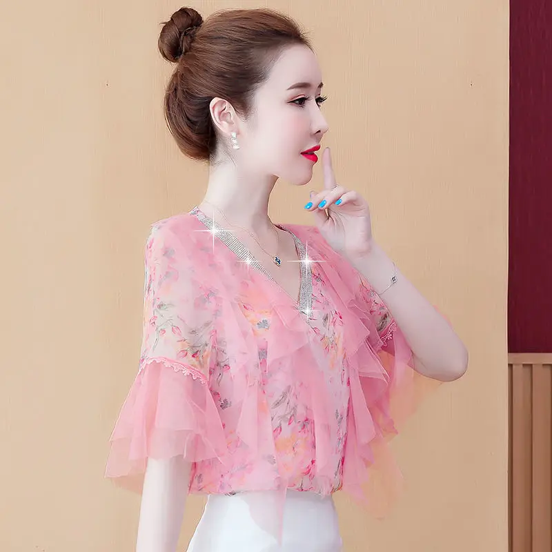 

2021 Women Sweet V-neck Chiffon Shirt Tops Female Summer New Korean Floral Print Short Sleeve Casual Loose Diamonds Blouse L568