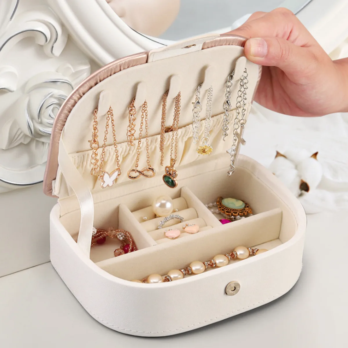

Шкатулка для ювелирных украшений из искусственной кожи, органайзер портативный с тканевой подкладкой и отсеком для хранения ожерелий, коле...
