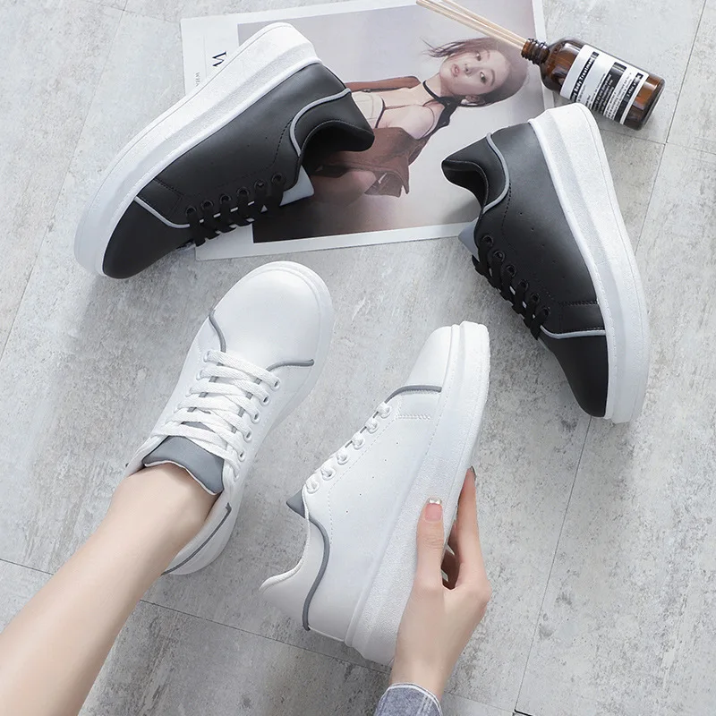 Женские кроссовки со светоотражающими вставками белые на толстой подошве весна