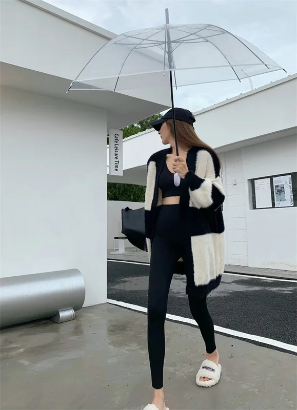 

Черно-белый полосатый меховой свитер кардиган