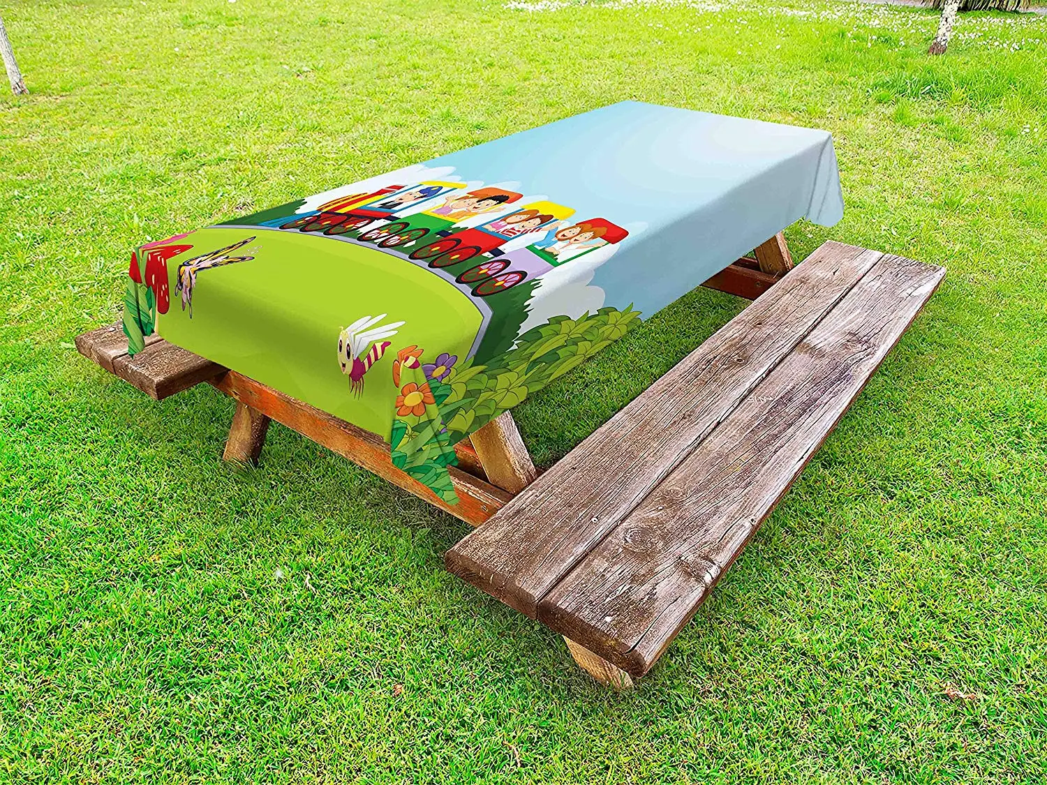 Скатерть с поездом счастливые пассажирские мальчики и девочки в вагонах на холме