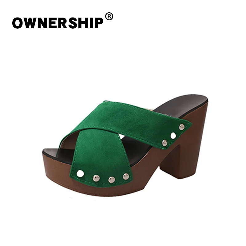 Женские босоножки на платформе повседневные Шлепанцы из флока с заклепками