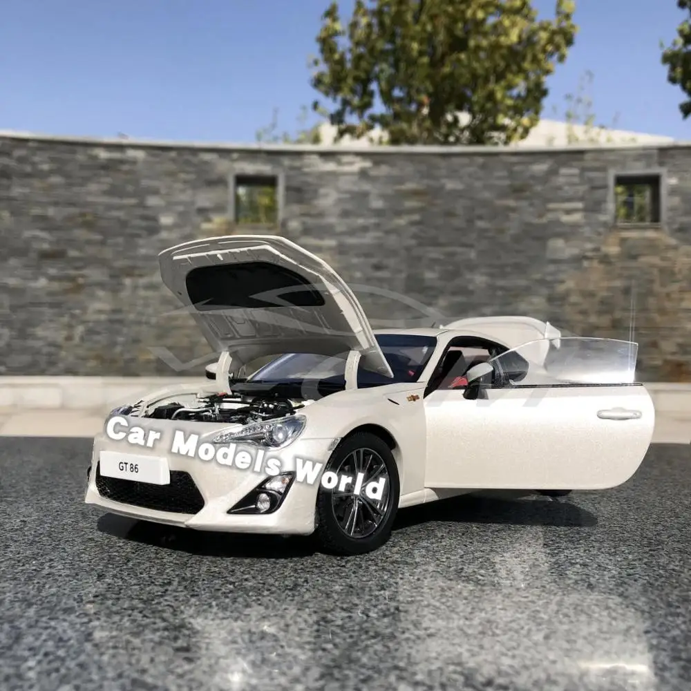 Литая под давлением модель автомобиля век Дракон GT86 GT 86 1:18 (белый) + маленький