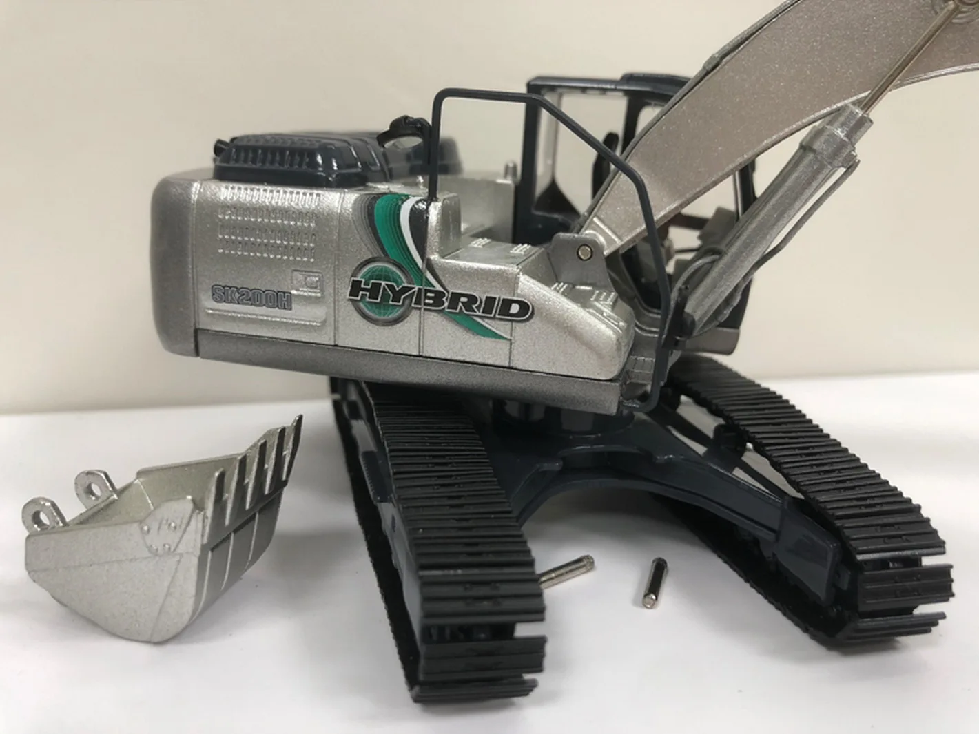 Гибридный экскаватор Motorart 1/50 KOBELCO SK200H-10 с отлитым под давлением молотковой дрелью