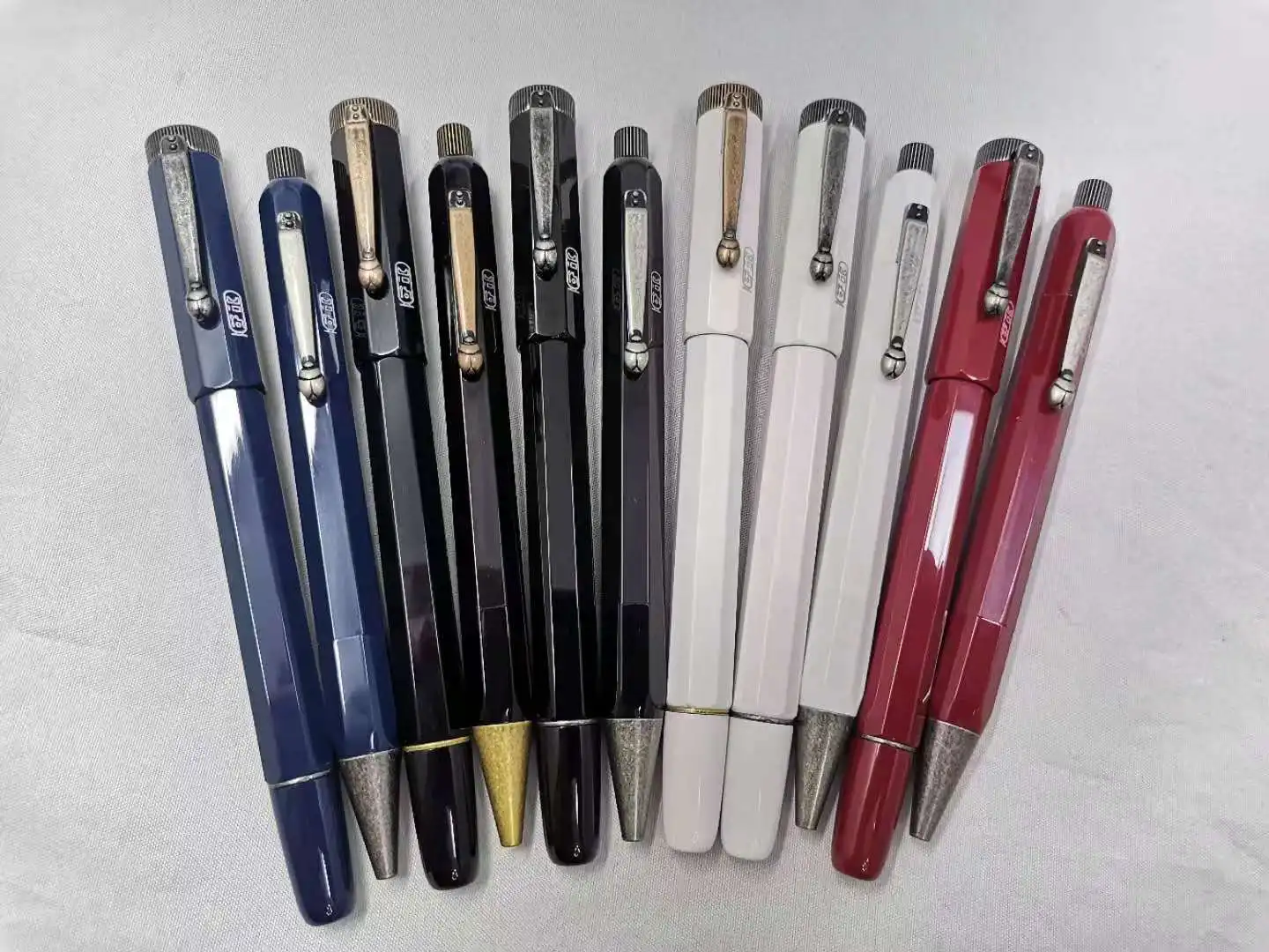 

2021 Роскошная египетская очарованная двухцветная каучуковая шариковая ручка Wakaka MB Monte heritage series