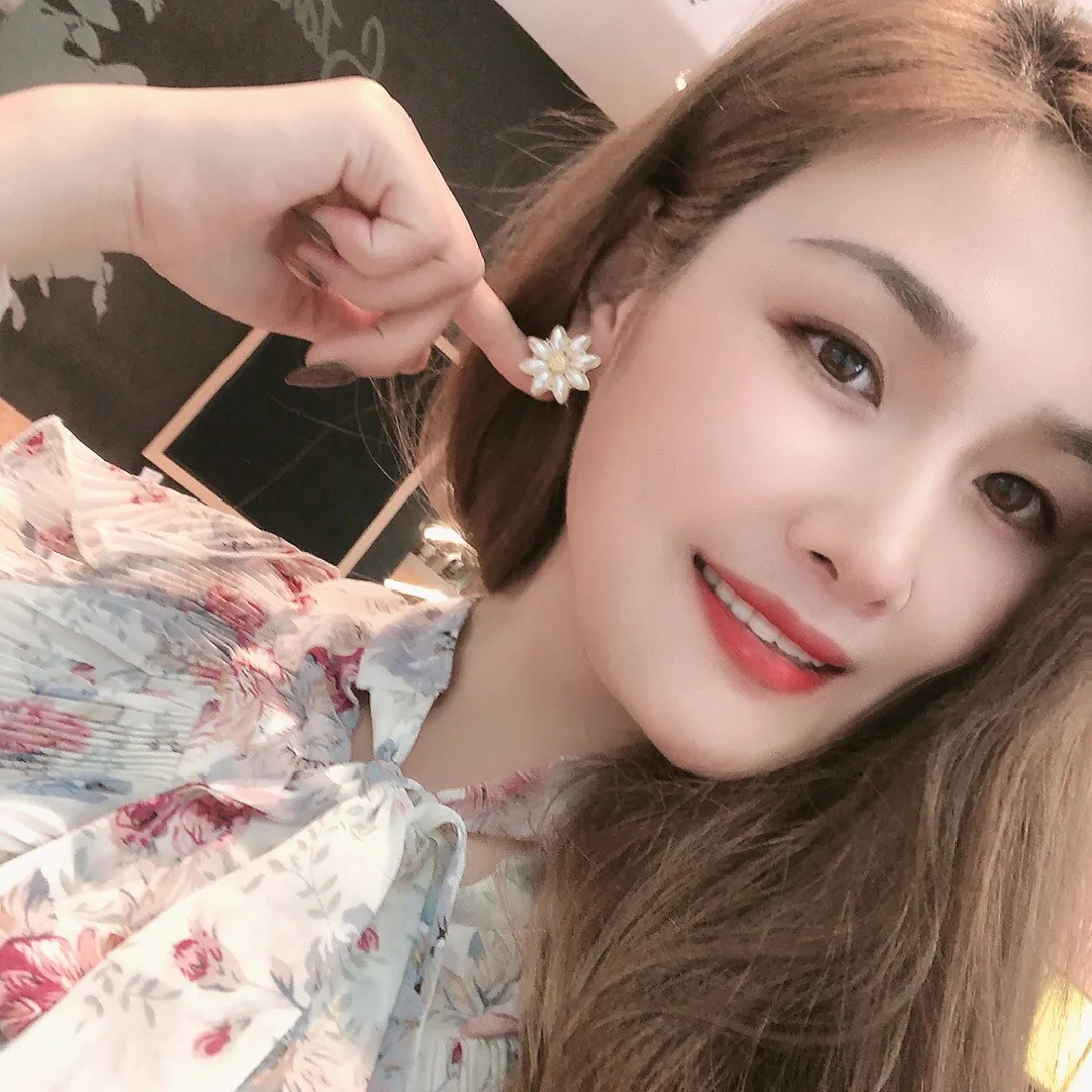 

Fashion Pearl Big Daisy Flower Stud Earrings For Women Korean 2021 New Jewelry Elegant pendientes Wholesale