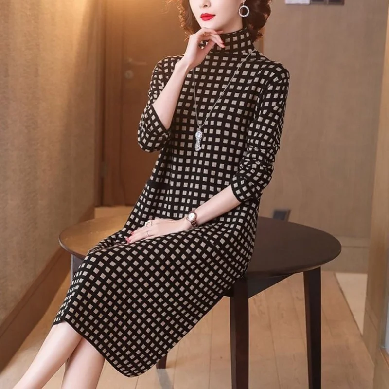 Женское платье осенне-зимнее черно-белое платье-свитер в клетку с высоким