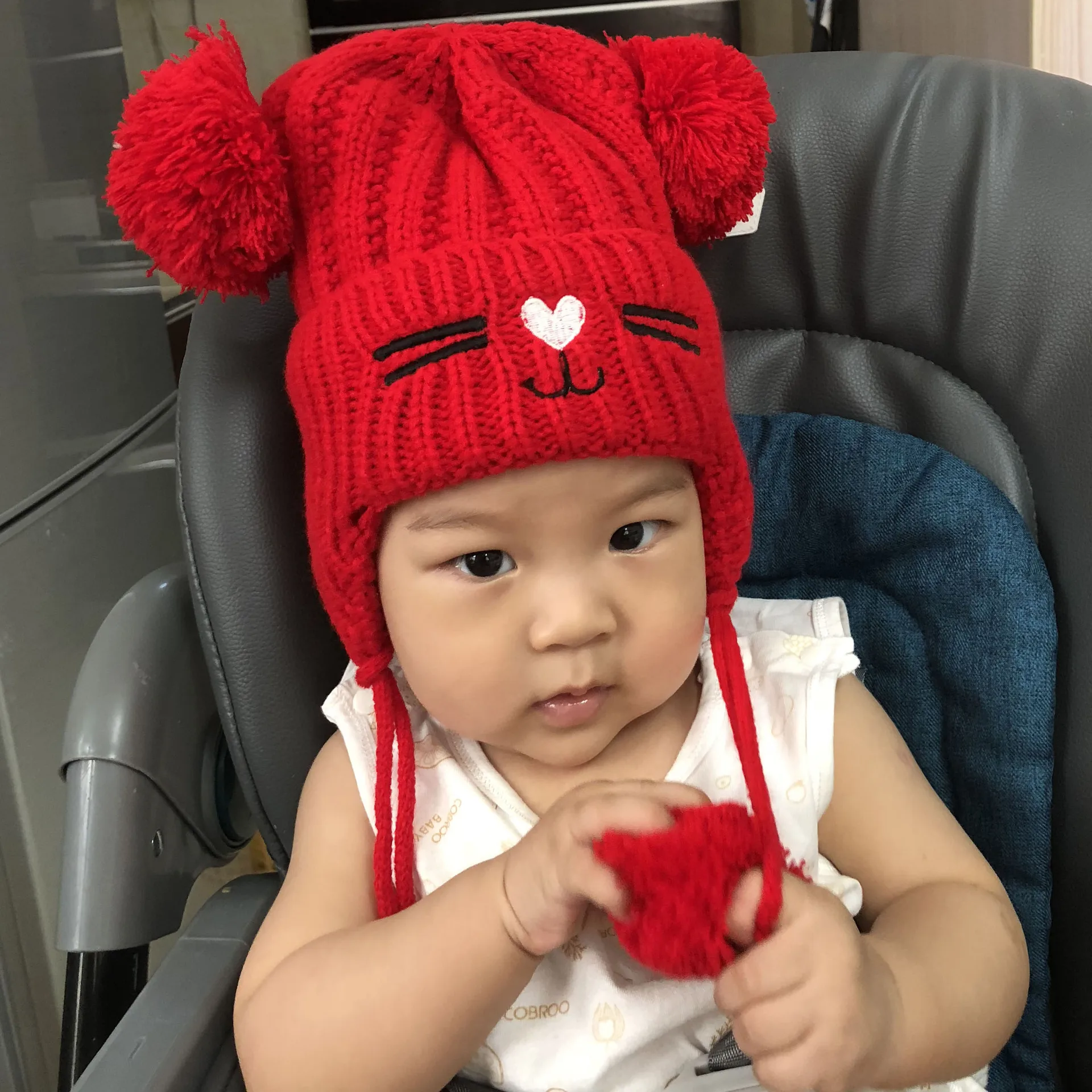 Детская вышивка мультяшного кота Beanie Зимняя Толстая вязаная теплая мягкая шапка с двойным помпоном для мальчиков и девочек, Кепка с ушами, шапочка для малышей