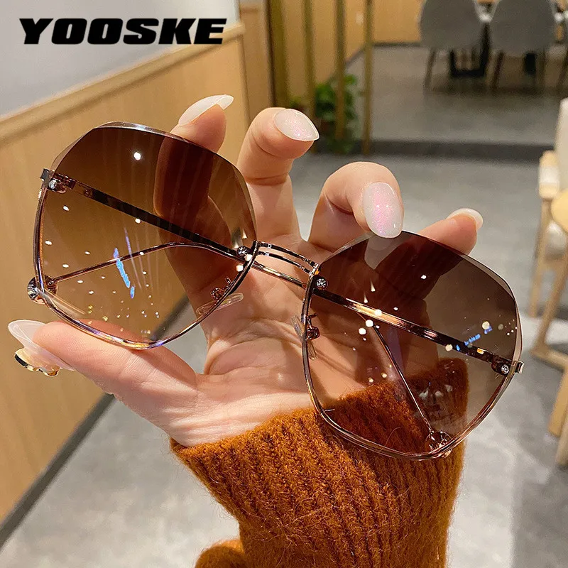 

Солнцезащитные очки YOOSKE без оправы женские, большие брендовые градиентные солнцезащитные очки без оправы, с градиентными линзами со страза...