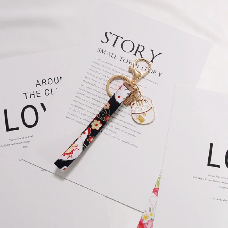 

2021 Cute Metal Maneki Neko Lucky Cat Keychain Sakura Lace Key Chains Fashion Girl Car Bag Pendent Keyring Birthday Presen
