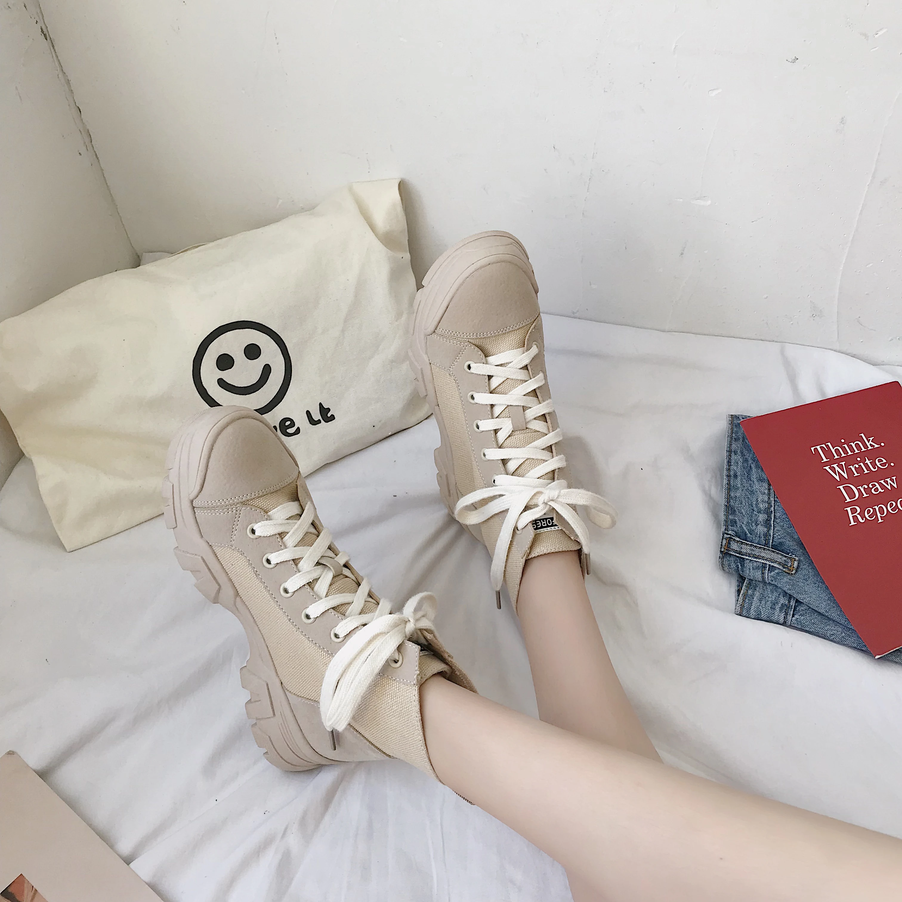 Зимние женские Ботинки бежевые однотонные ботильоны на платформе со шнуровкой и