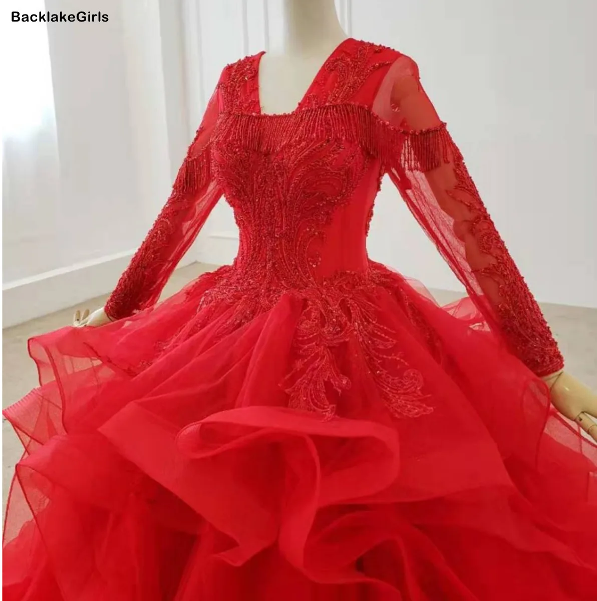 Красное Бальное Платье с v-образным вырезом длинным рукавом и бусинами