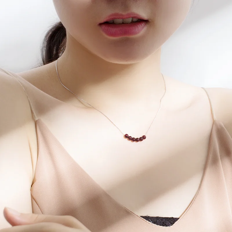 Изысканные кристальные ожерелья с красными гранатами на серебряной цепочке 925 пробы в ящике для женщин на вечеринки и романтические случаи.