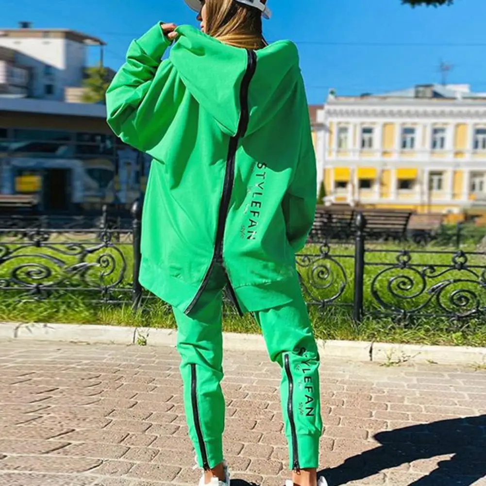 

Женский комплект из двух предметов с капюшоном и надписью