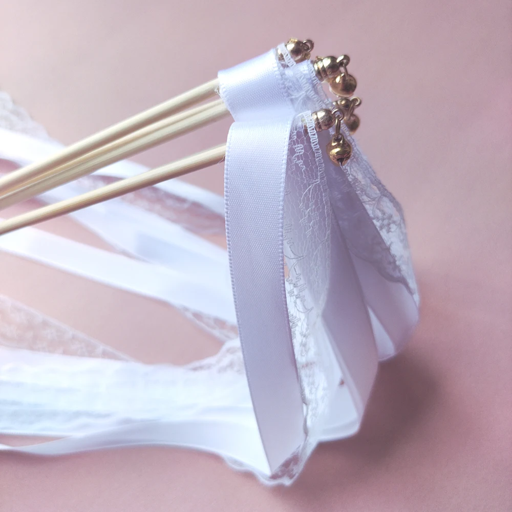 50 Uds encaje blanco cinta varitas para boda con oro Bell 20 piezas Uds cinta de la boda Hada de palo girando serpentinas fiesta Prop varitas-1