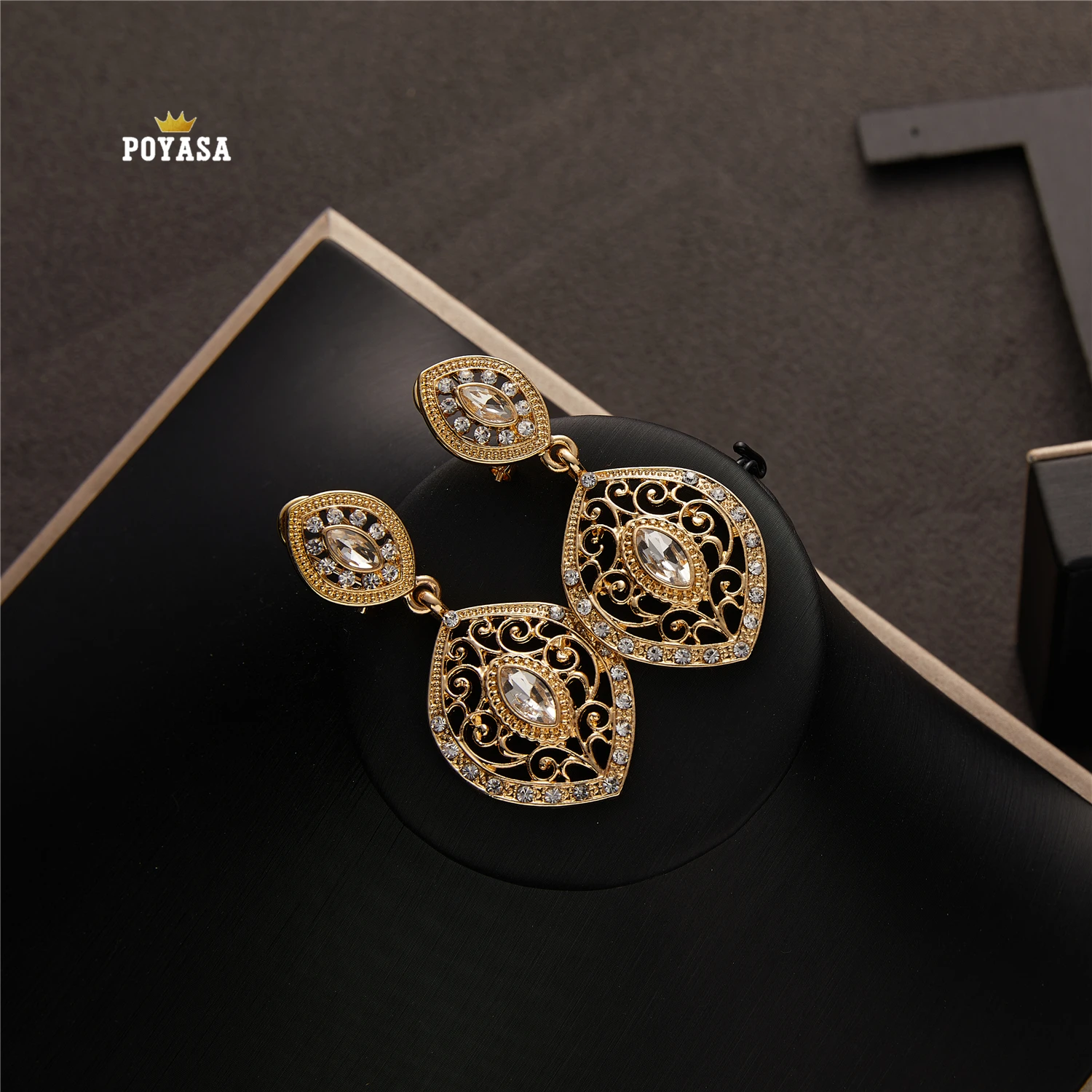 Серьги золотого цвета с красным и зеленым камнем модные ювелирные изделия серьги