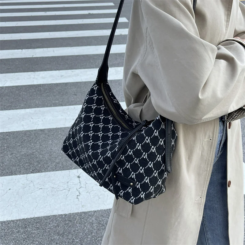 

Корейская версия, популярная Вместительная женская сумка, новинка зимы 2021, модная сумка для подмышек с надписью, модная на одно плечо