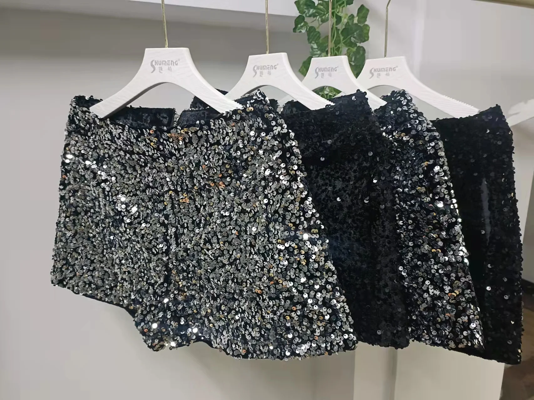 Женские блестящие шорты на молнии облегающие вечерние широкие серебристого и