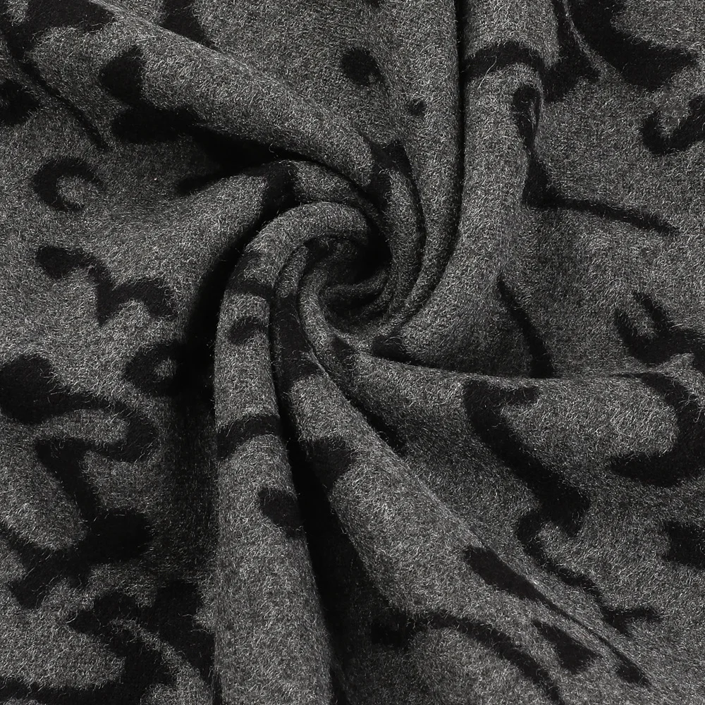 

Color Contrast Feather Thickened Warm Men's Scarf. New Winter Men's British Style Scarf. Fashionable Warm Neck for Young Men