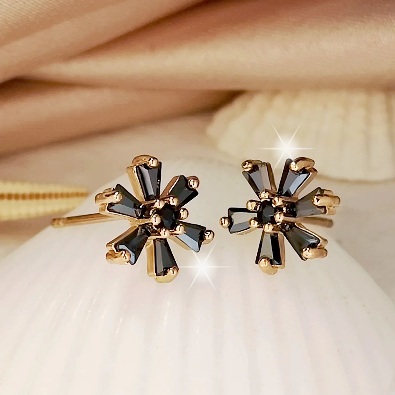 

New Fashion Anti Allergy Needle Elegant Six Petals Flower Ear Studs Women's South Korea Small Mini Black Zircon Flower Earrrings