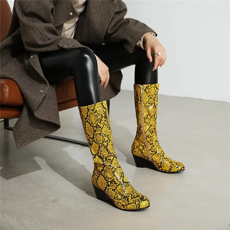 Женские ковбойские сапоги YMECHIC зимние на танкетке средней длины со змеиным