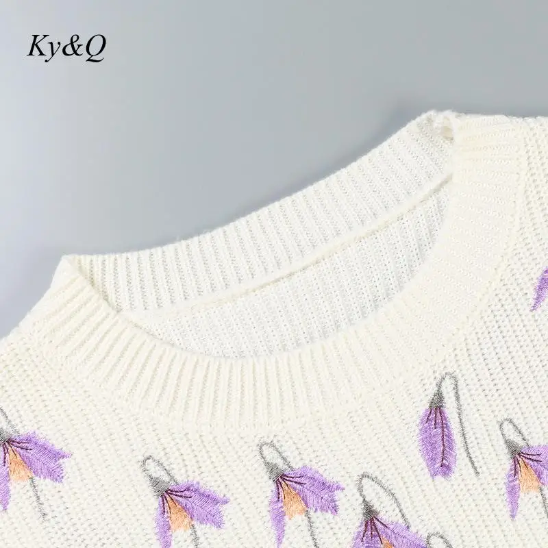 Женская трикотажная рубашка с длинным рукавом круглым вырезом и цветочной