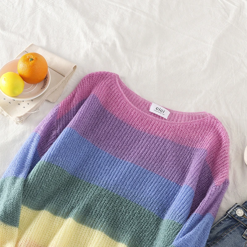 Женский трикотажный свитер в радужную полоску с длинным рукавом и круглым